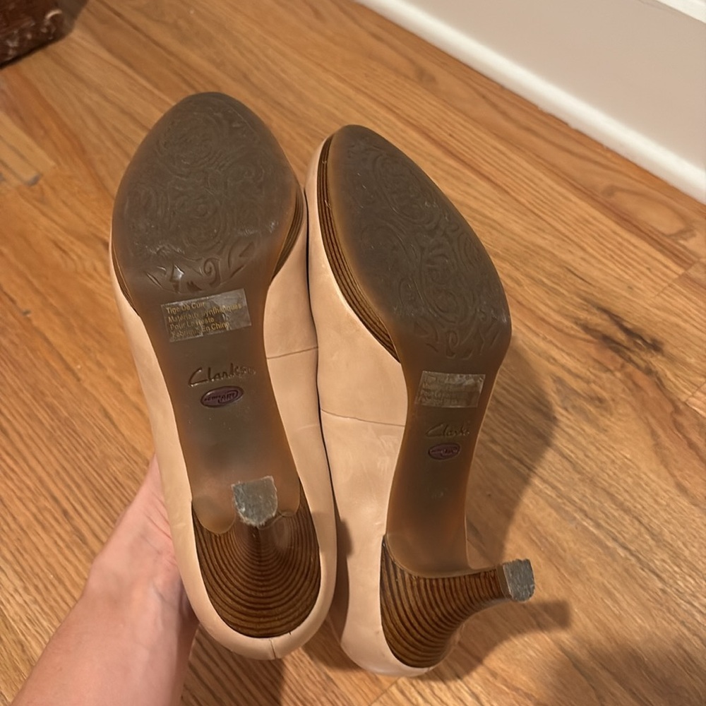 Clark’s tan heels - Picture 5 of 5
